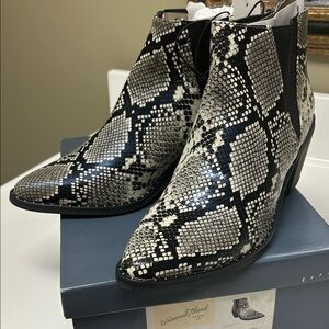 Universal Thread Women's Snake Print Ankle Booties Cream & Black Size 10